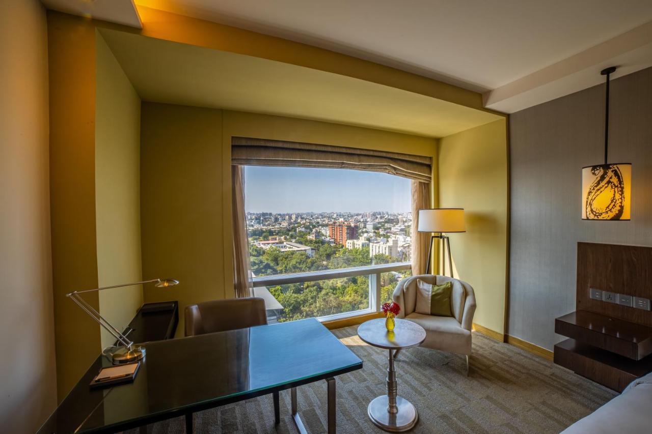 Hyatt Regency Ahmedabad Otel Dış mekan fotoğraf A room at the hotel