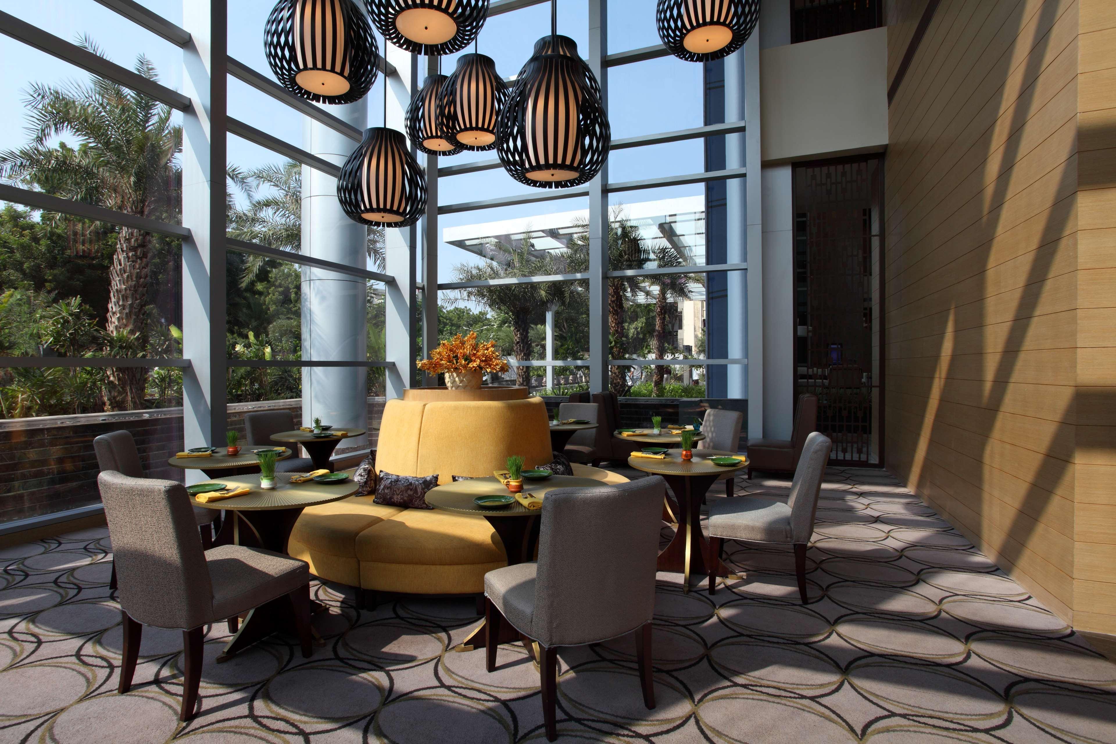 Hyatt Regency Ahmedabad Otel Dış mekan fotoğraf The restaurant