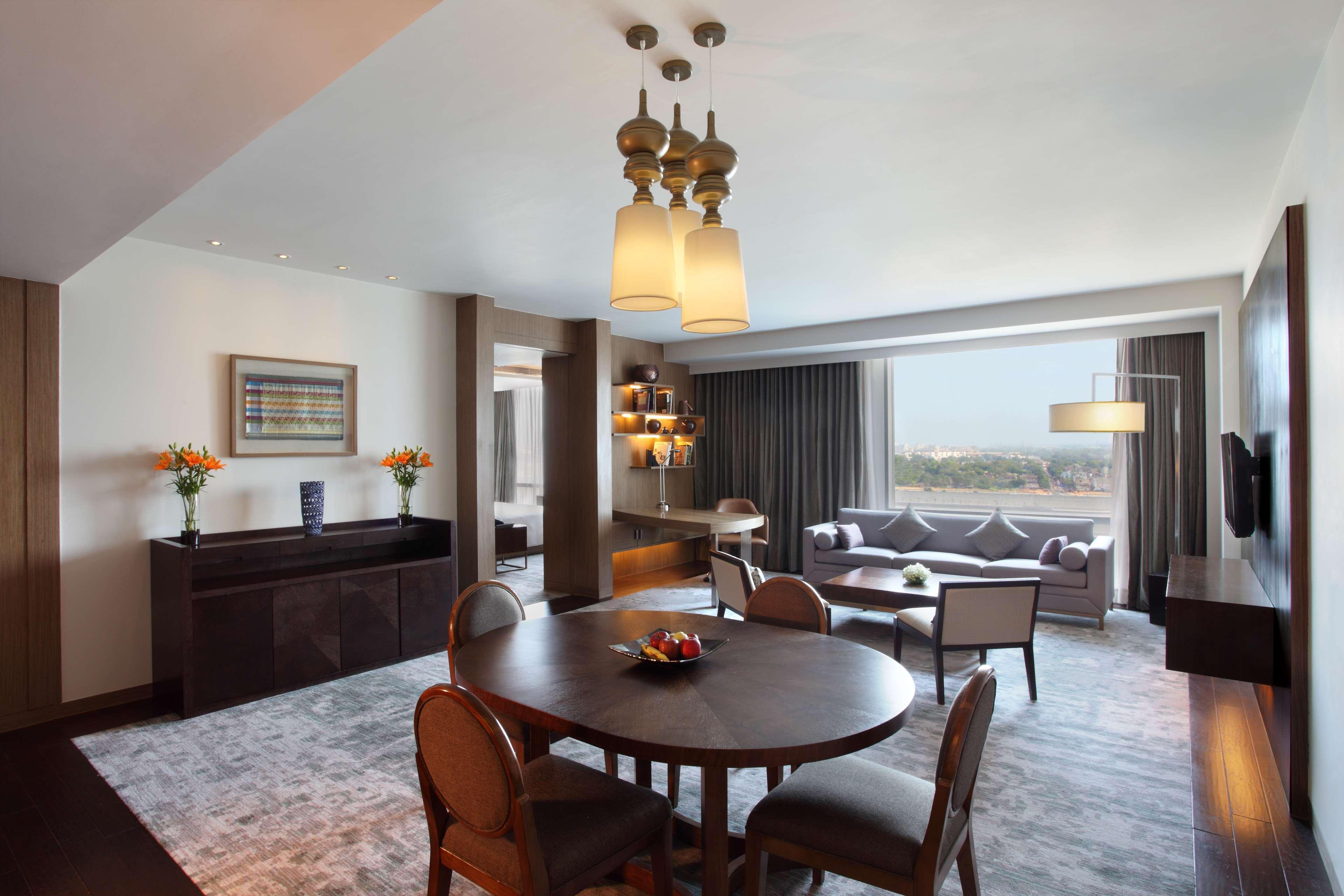 Hyatt Regency Ahmedabad Otel Dış mekan fotoğraf A suite at the hotel