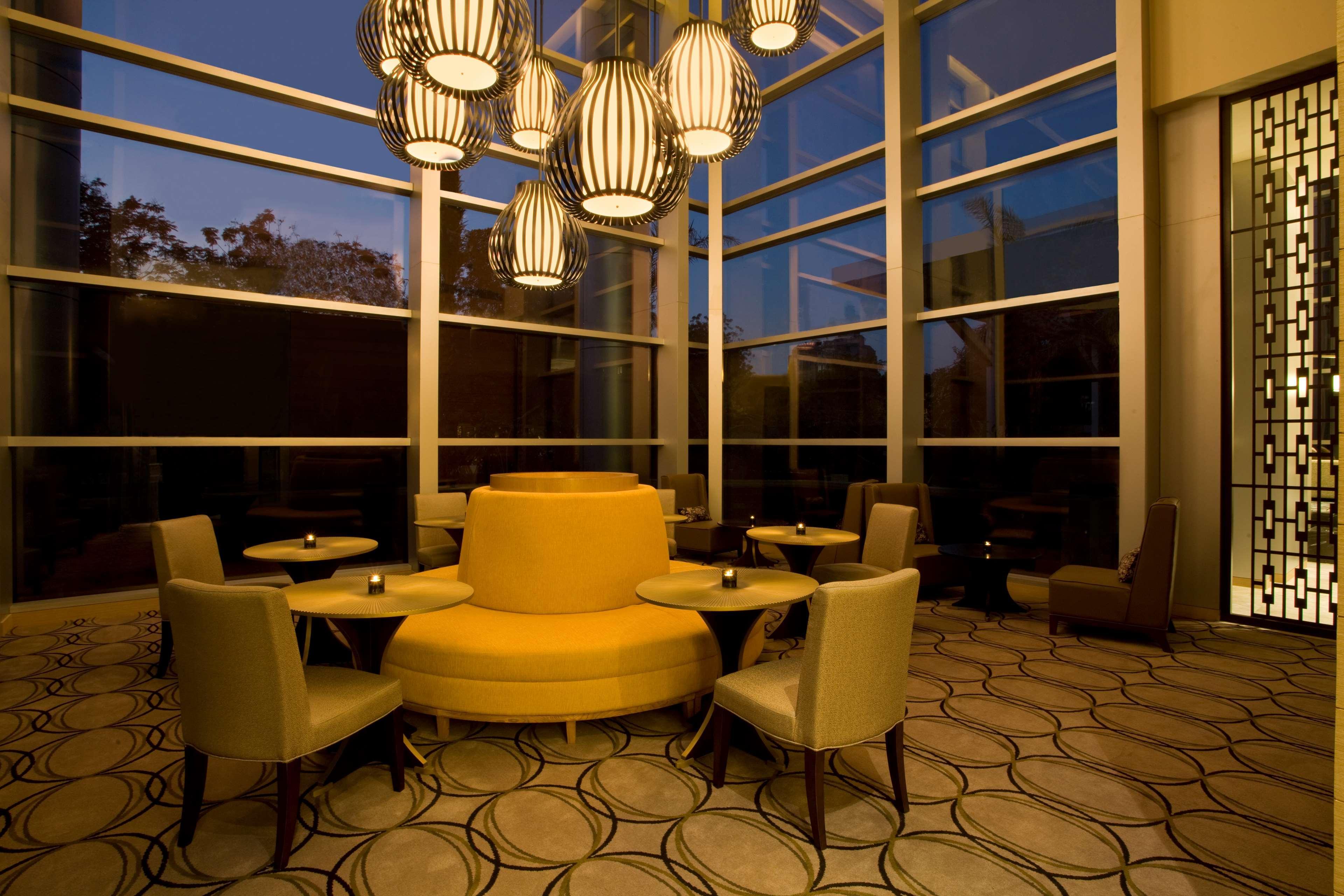 Hyatt Regency Ahmedabad Otel Dış mekan fotoğraf The lounge at the airport