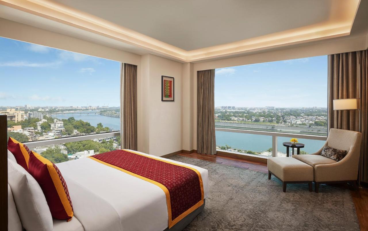 Hyatt Regency Ahmedabad Otel Dış mekan fotoğraf Suite room at The Oberoi, Agra