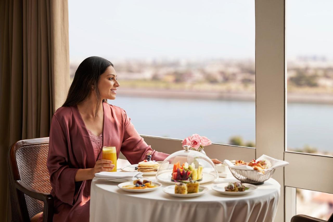 Hyatt Regency Ahmedabad Otel Dış mekan fotoğraf A woman enjoying breakfast at the Taj Mahal Palace, Mumbai