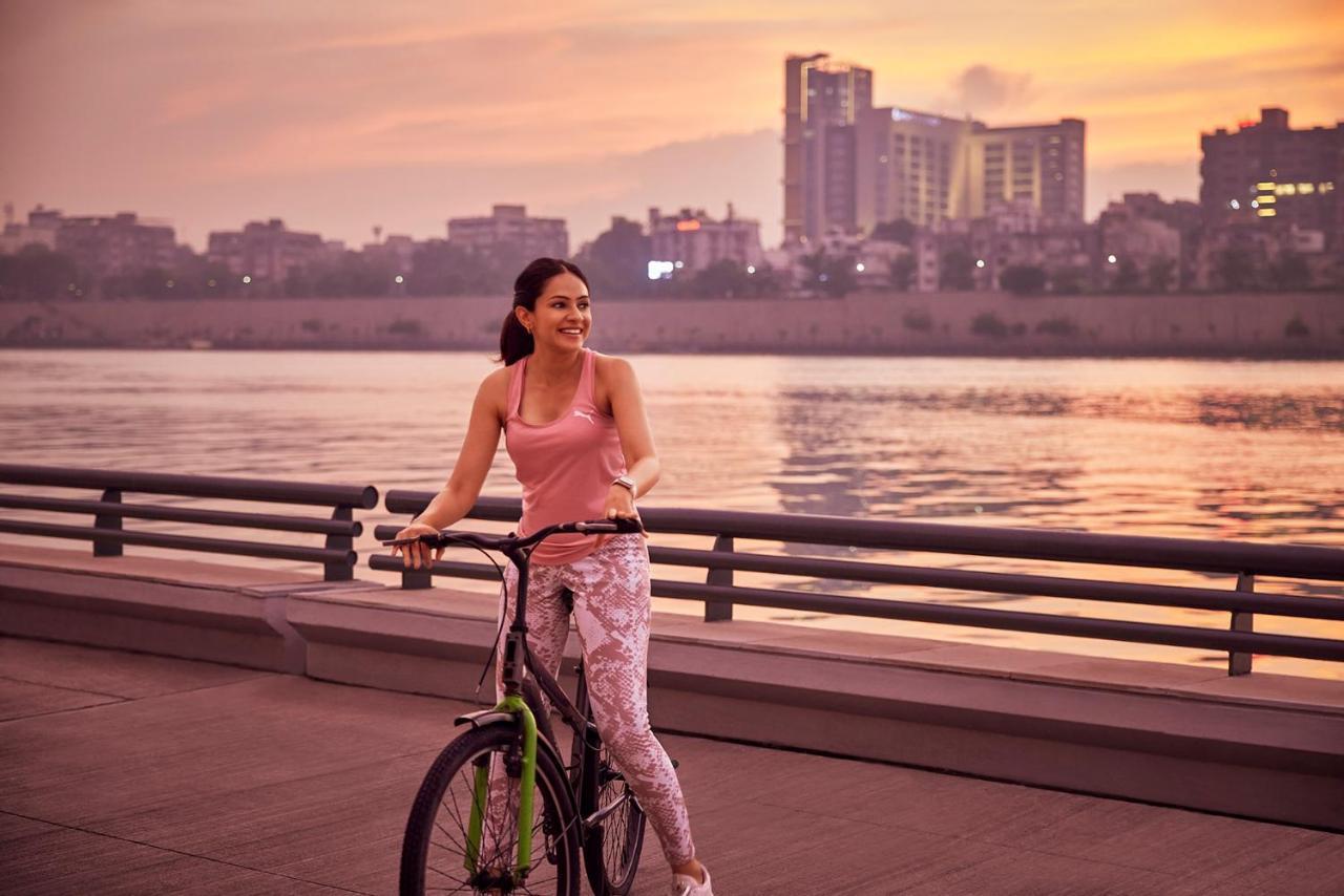 Hyatt Regency Ahmedabad Otel Dış mekan fotoğraf A woman cycling in Noida