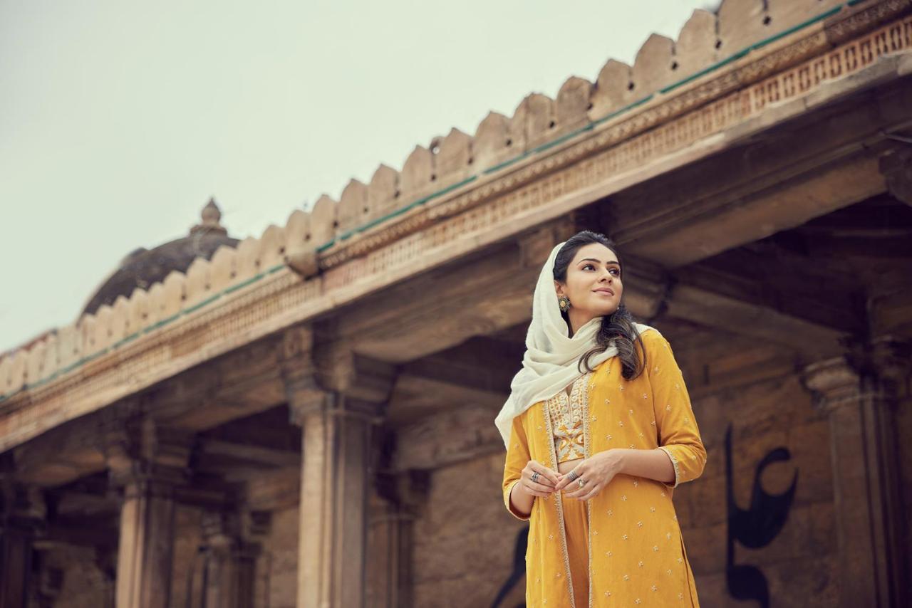 Hyatt Regency Ahmedabad Otel Dış mekan fotoğraf A woman wearing a salwar kameez