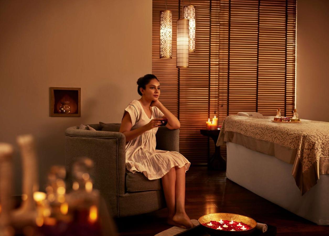 Hyatt Regency Ahmedabad Otel Dış mekan fotoğraf A woman at a spa