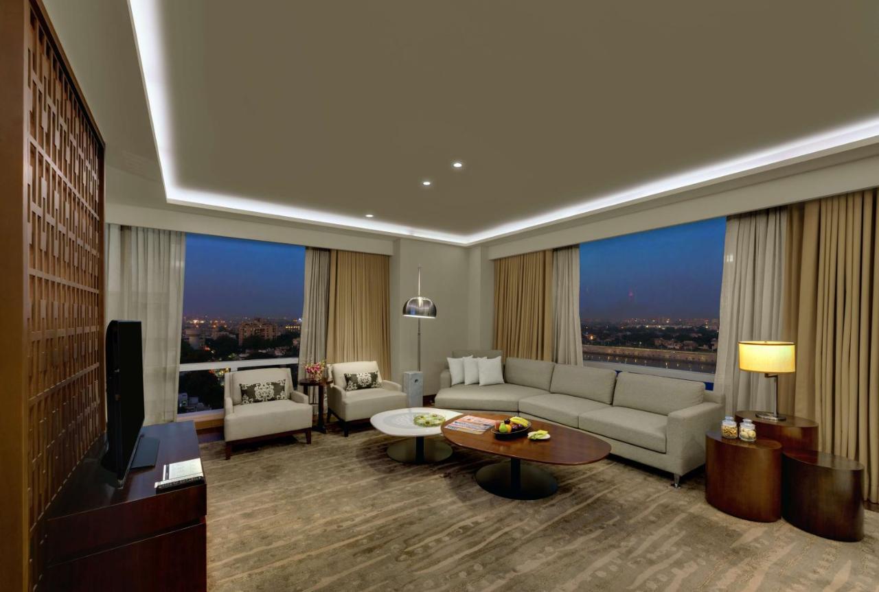 Hyatt Regency Ahmedabad Otel Dış mekan fotoğraf A living room at the Taj Mahal Palace, Mumbai