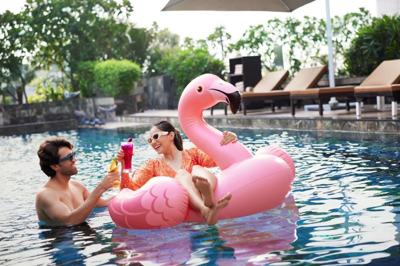 Hyatt Regency Ahmedabad Otel Dış mekan fotoğraf A pink flamingo float