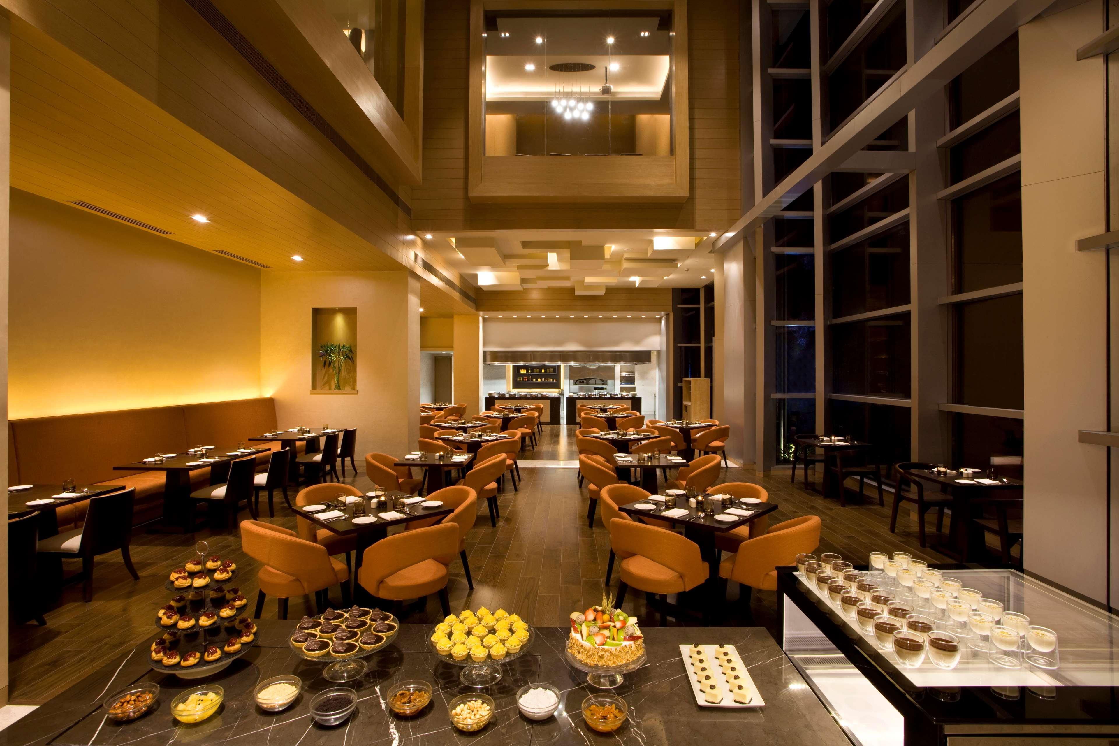 Hyatt Regency Ahmedabad Otel Dış mekan fotoğraf The restaurant