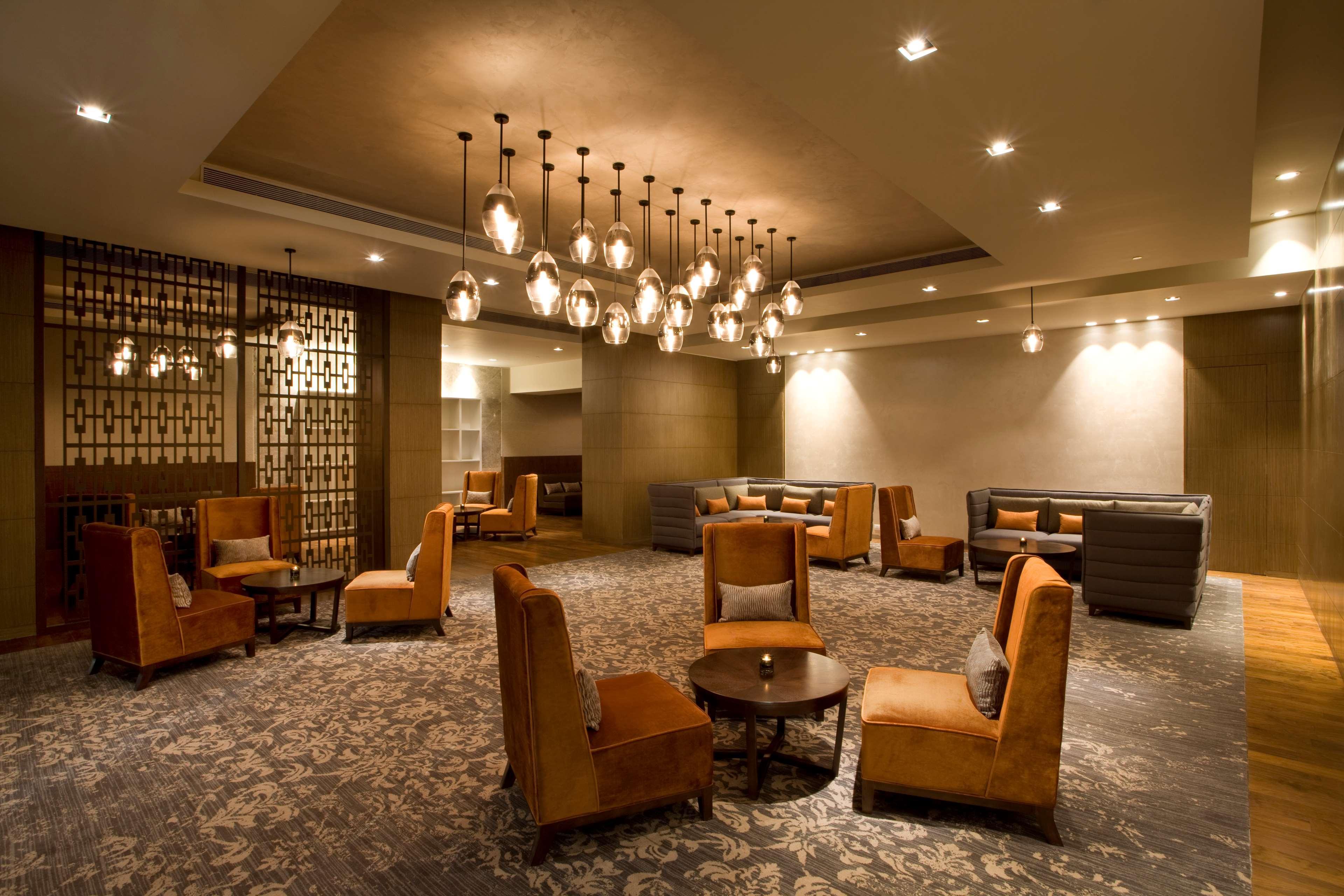 Hyatt Regency Ahmedabad Otel Dış mekan fotoğraf The lounge at the airport