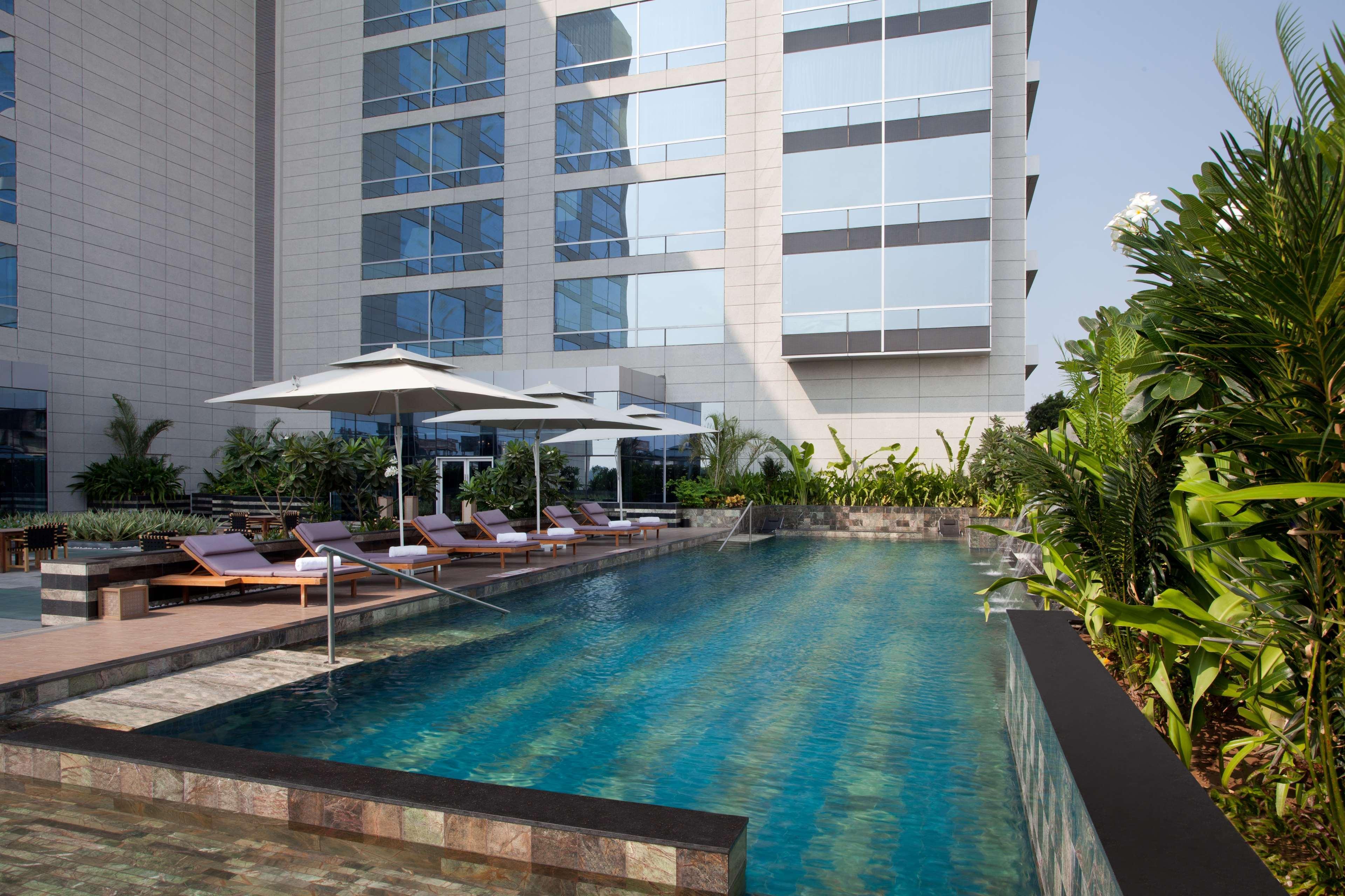 Hyatt Regency Ahmedabad Otel Dış mekan fotoğraf The pool at the hotel
