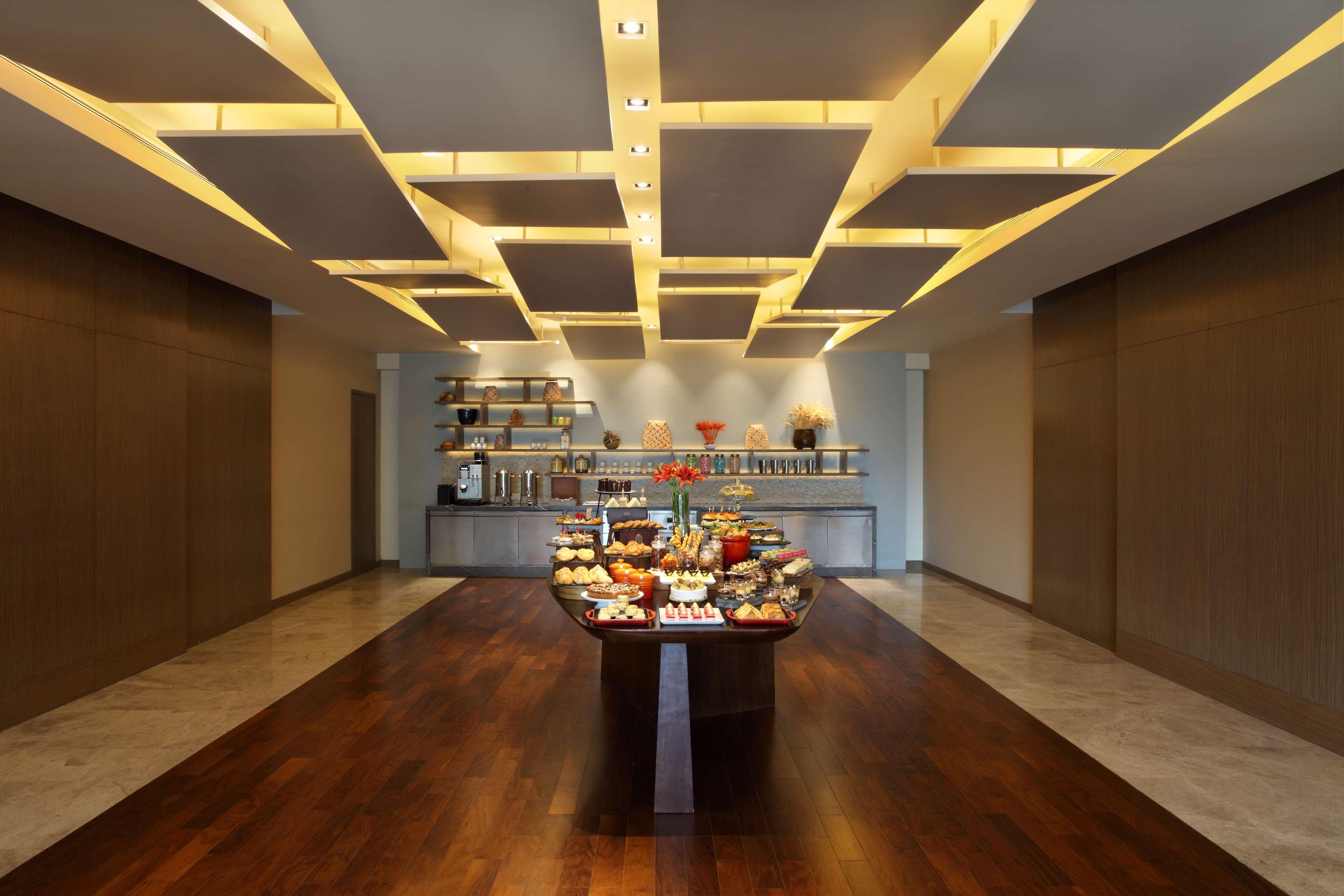 Hyatt Regency Ahmedabad Otel Dış mekan fotoğraf The lounge at the airport